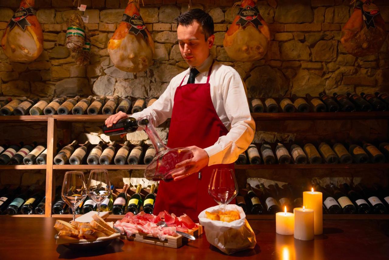 Grand Hotel Salsomaggiore Salsomaggiore Terme Esterno foto Sommelier decanting wine