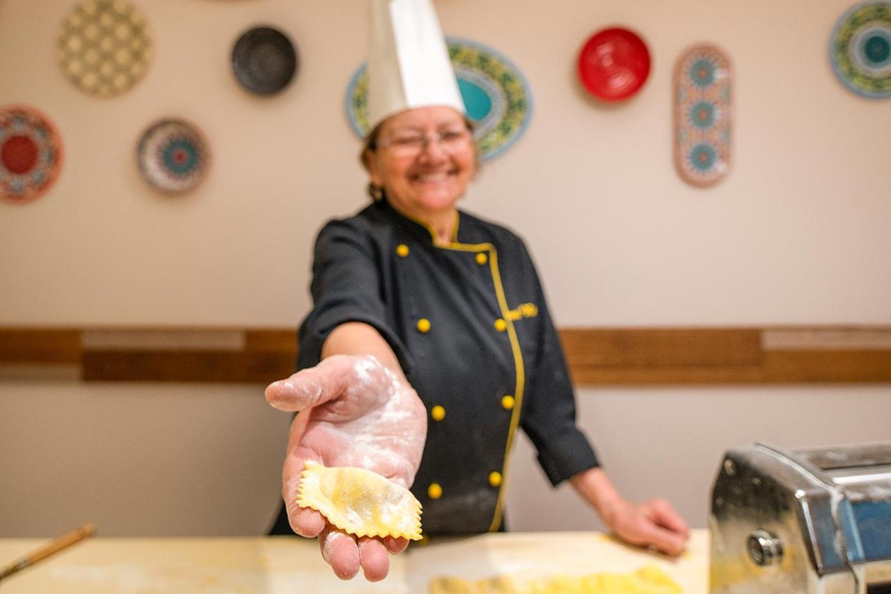 Grand Hotel Salsomaggiore Salsomaggiore Terme Esterno foto A chef holding a ravioli