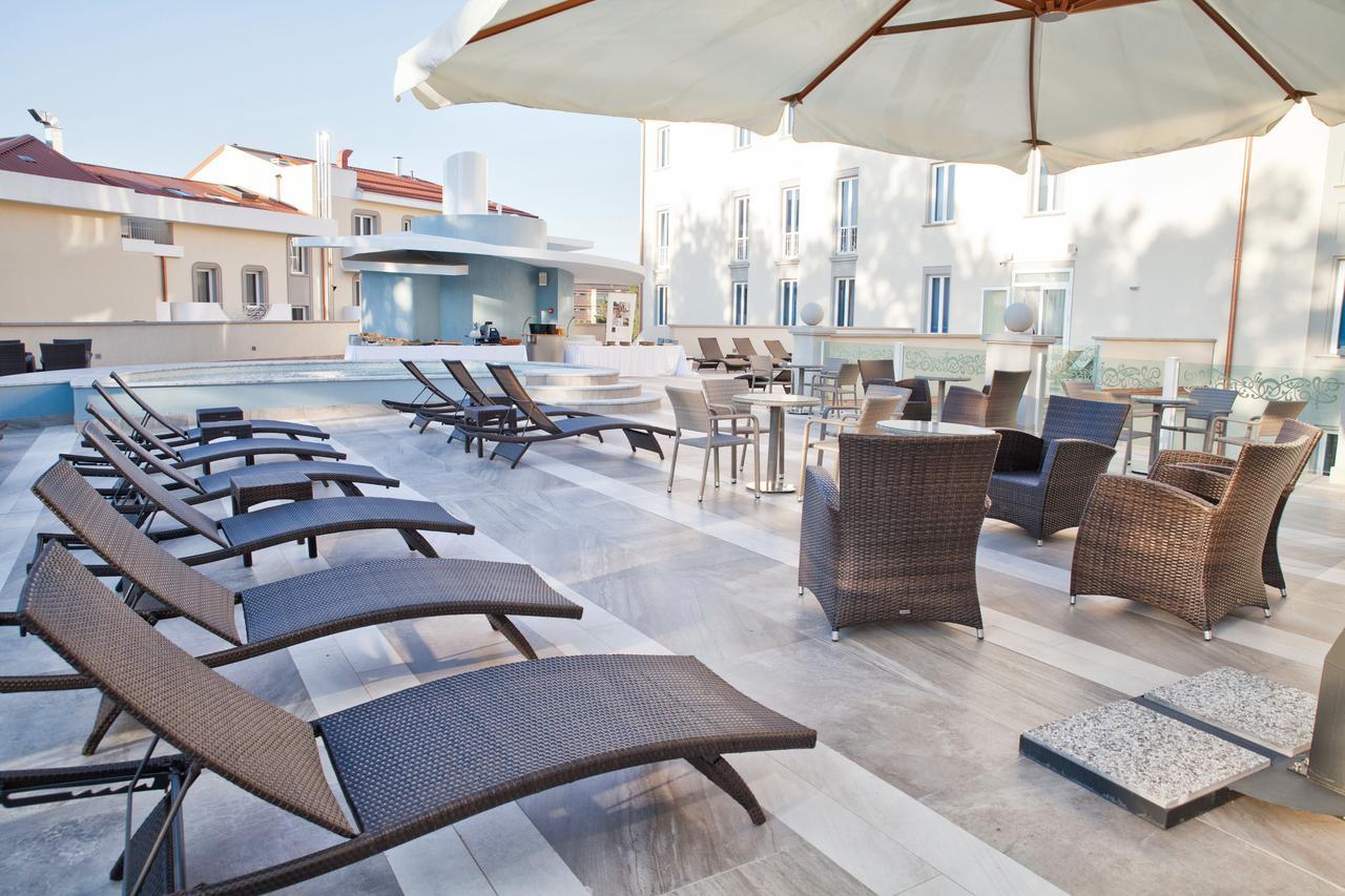 Grand Hotel Salsomaggiore Salsomaggiore Terme Esterno foto The pool deck of the Sky Bar