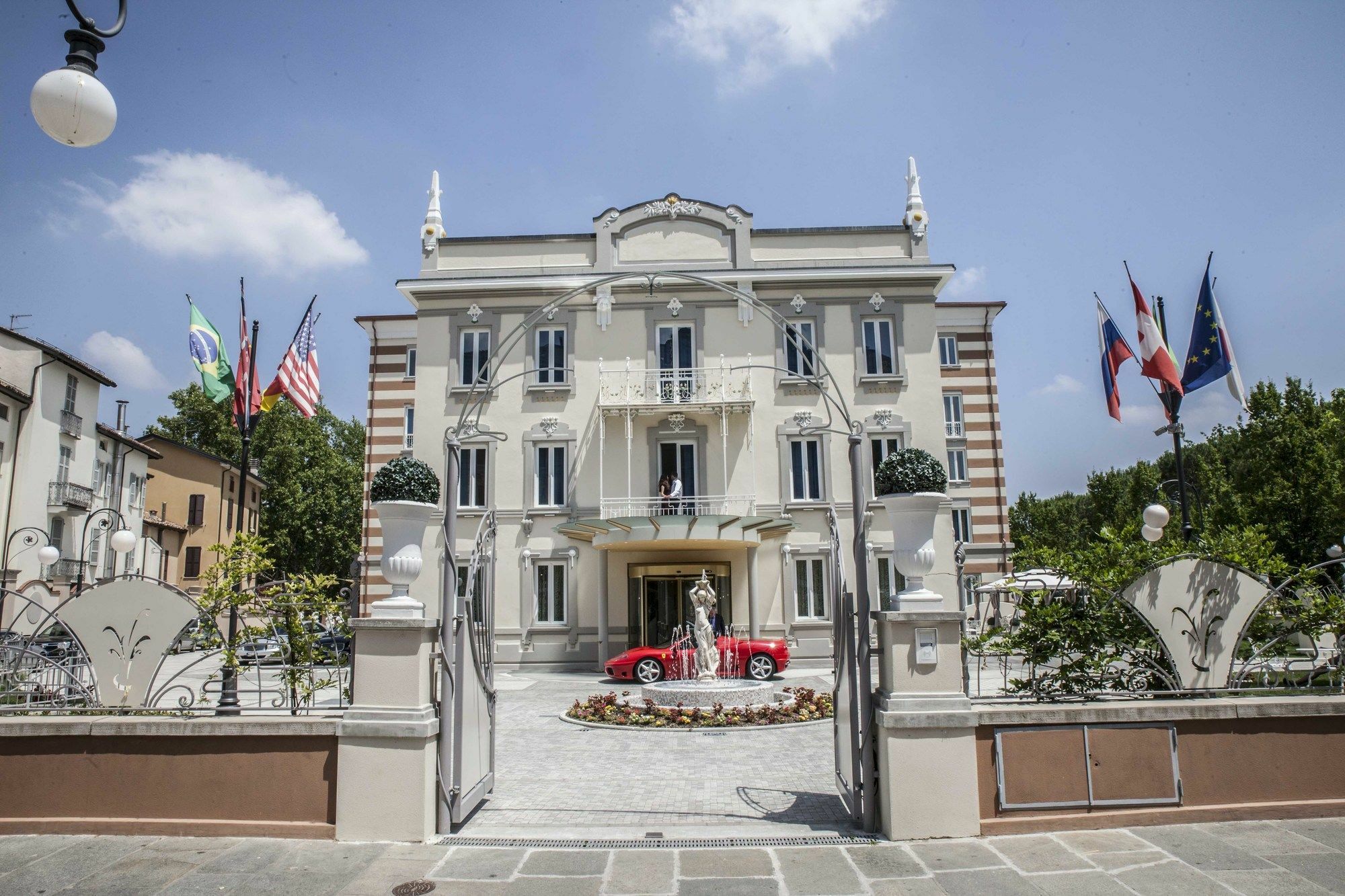 Grand Hotel Salsomaggiore Salsomaggiore Terme Esterno foto The main entrance of the hotel